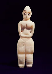 Statuette einer Frau, frühes 4. Jahrtausend v. Chr. (Alabaster)